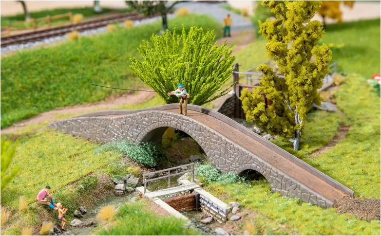 120526 Zweifussgängerbrücke H0 1:87