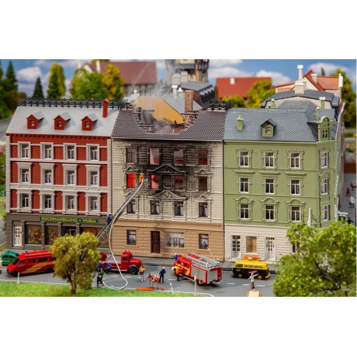 232326 Brennendes Wohnhaus  N/1:160